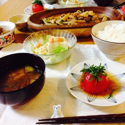 電子レンジで湯むきすごいです‼︎トマトがまだ熟してなかったのかチョット向きづらかったけど、お湯わかさなくていいのに感動しました！レシピに感謝です(*^_^*)